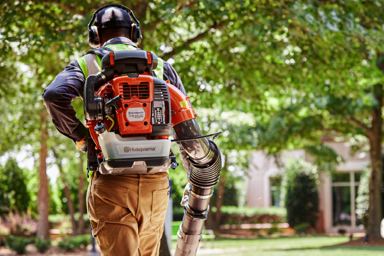 Potencia y Eficiencia: Descubre las Sopladoras Husqvarna para el Mantenimiento de Espacios Exteriores
